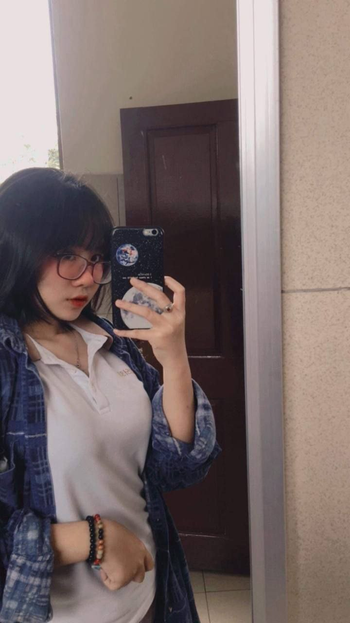 ở nhà và đi học nó khác quá, cô k nhận ra dc em