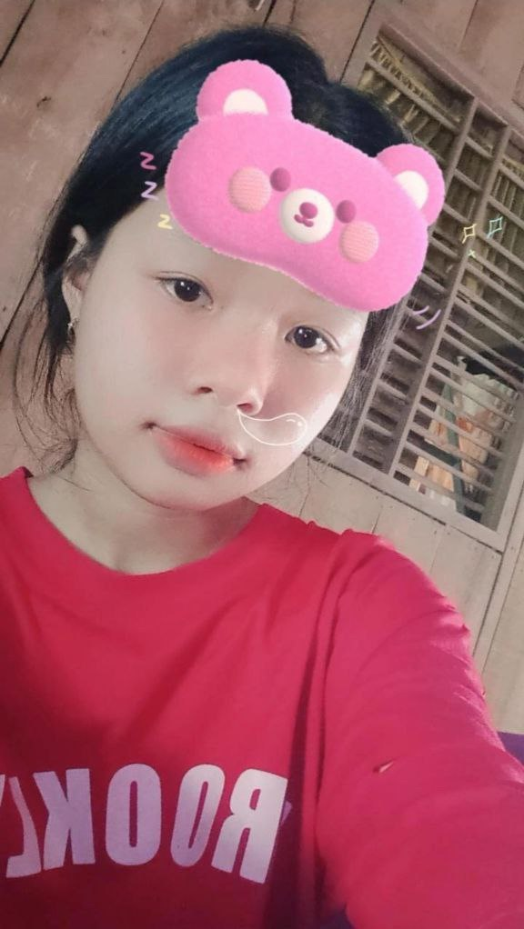 lên cho con hàng mơn mởn còn đeo khăng quàng 