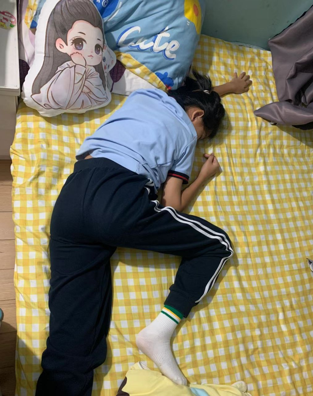 mới đi học về mệt chít mẹ bị b,ố đè ra dit huhu