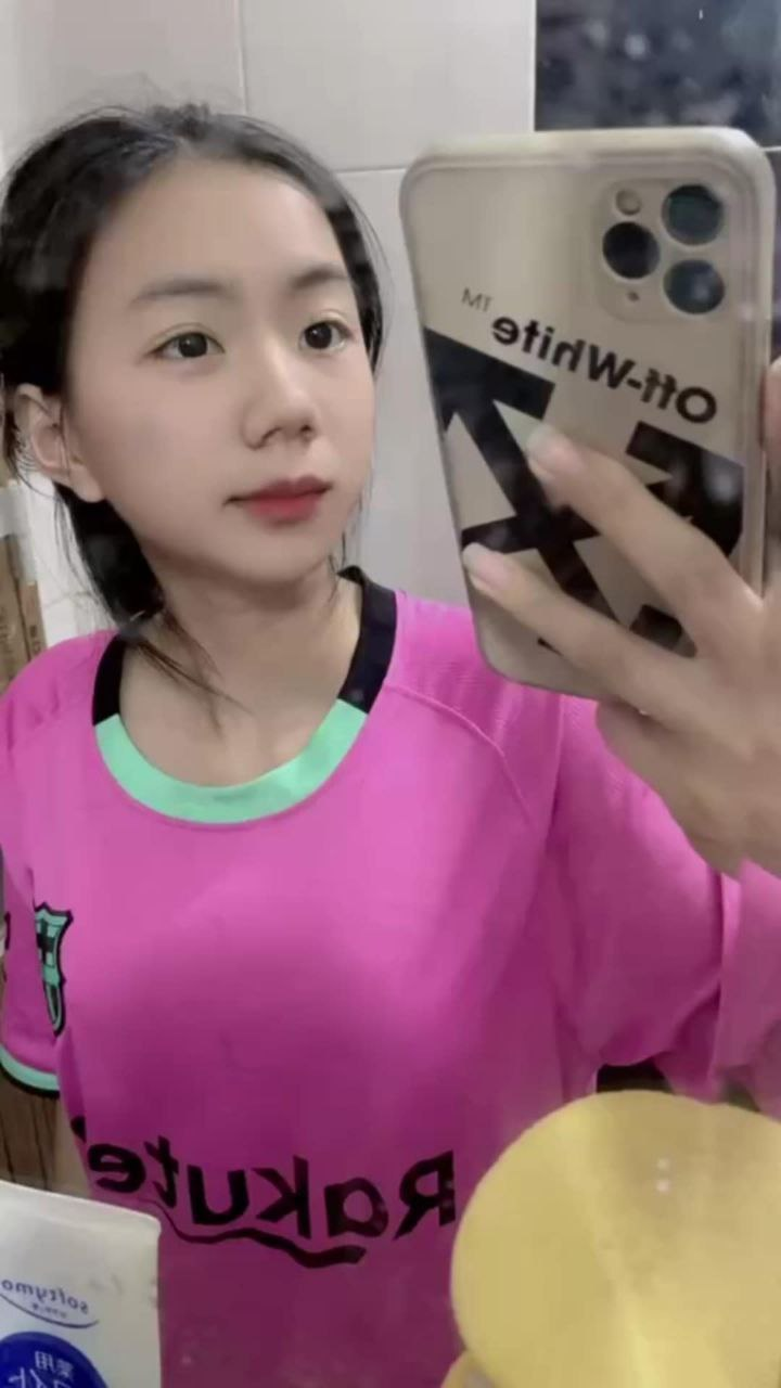 em học sinh mơn mởn mới lớn 