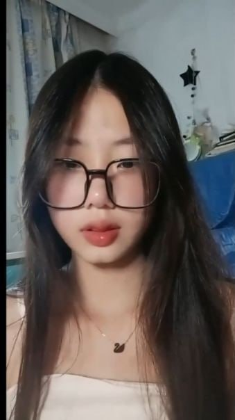 Yêu xa được em người yêu dâm đãng quay clip chổng mông khoe bím như này thì sao mà chịu nổi