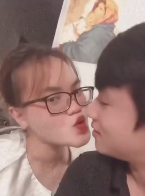 nhìn cái cách em nó bú chuối là biết d,âm cỡ nào