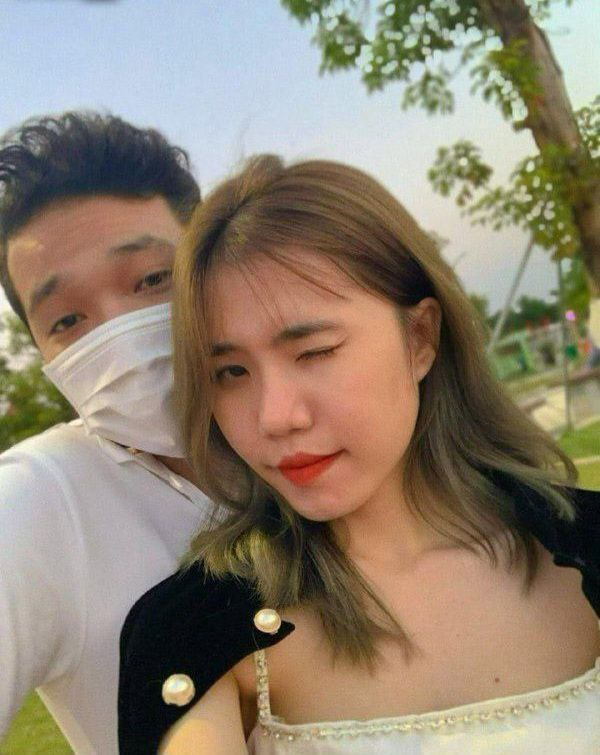 Em đang rửa chén mà anh vén váy đòi păm