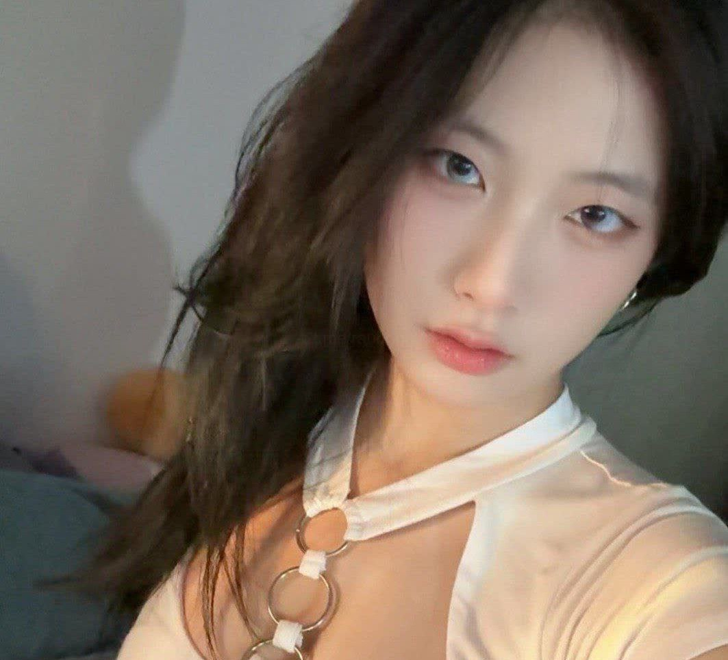 Xinh gái còn biết móc l..ồn