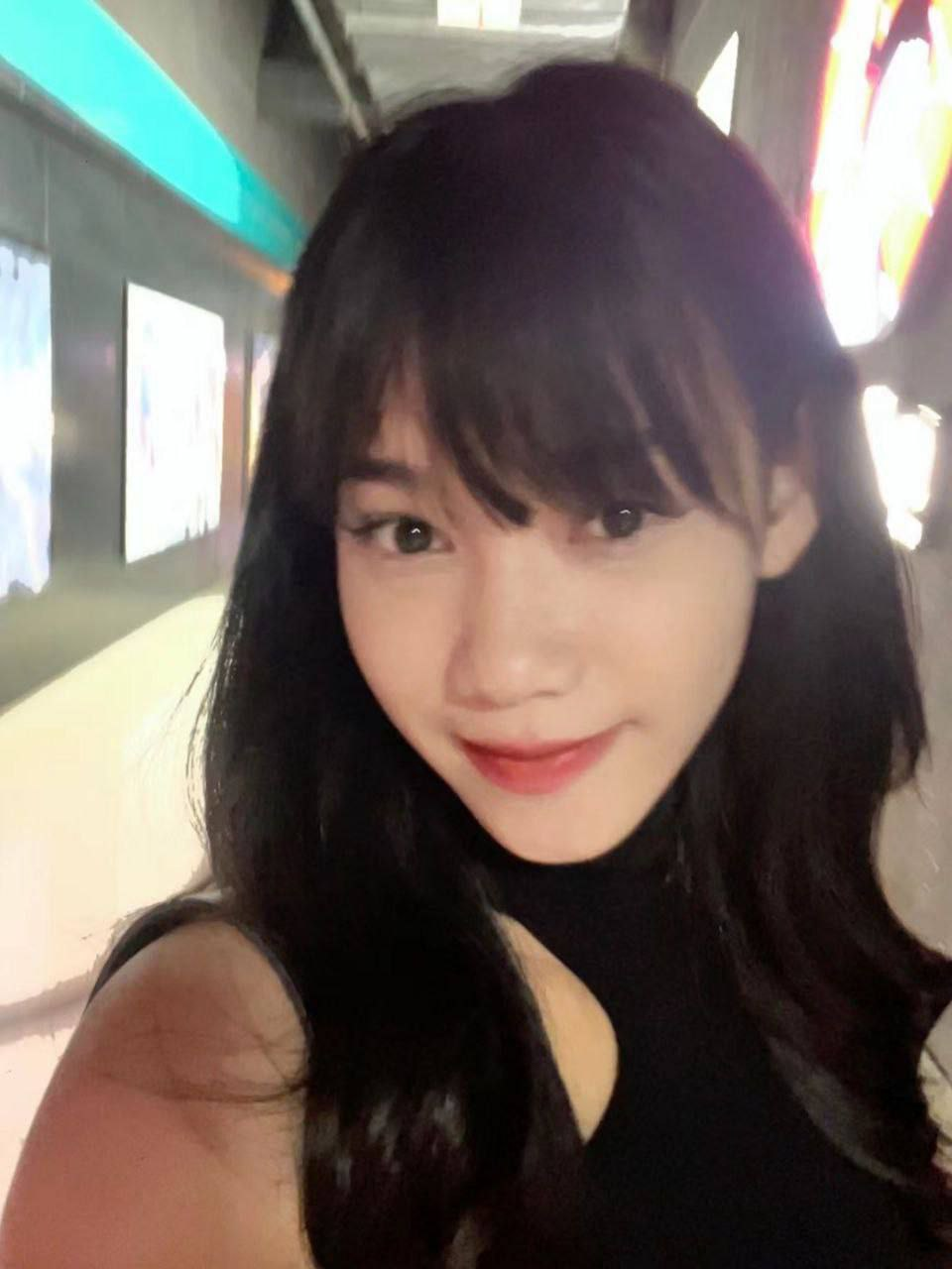 nhìn mặt thì rõ ngoan ngoãn mà lúc lên giường e nó rên sung sướng hưởng thụ