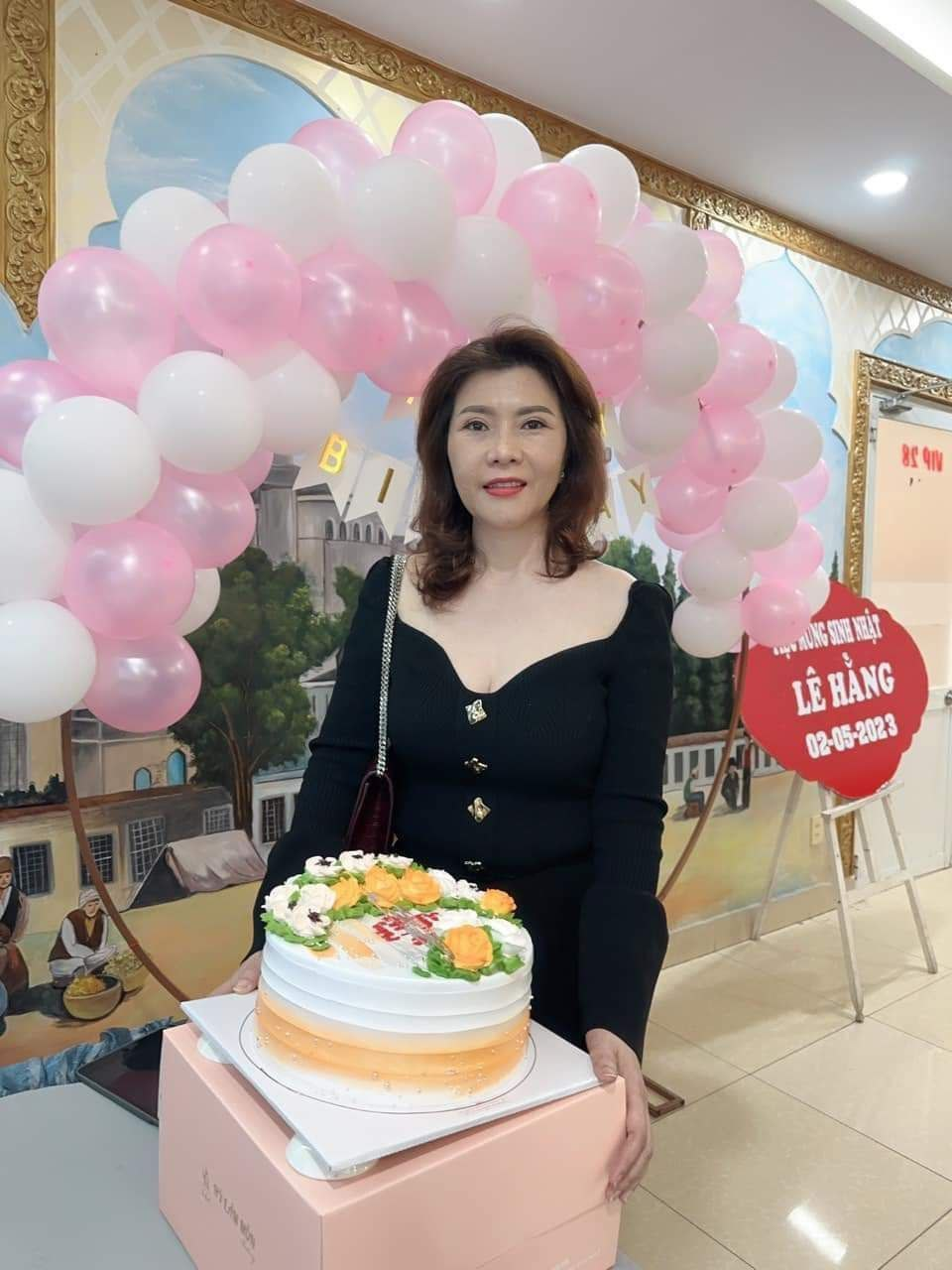 Máy bay Lê Kim Hằng sn 1975 vay nóng cấn nợ phục vụ bú cu cho phi công trẻ 2k1