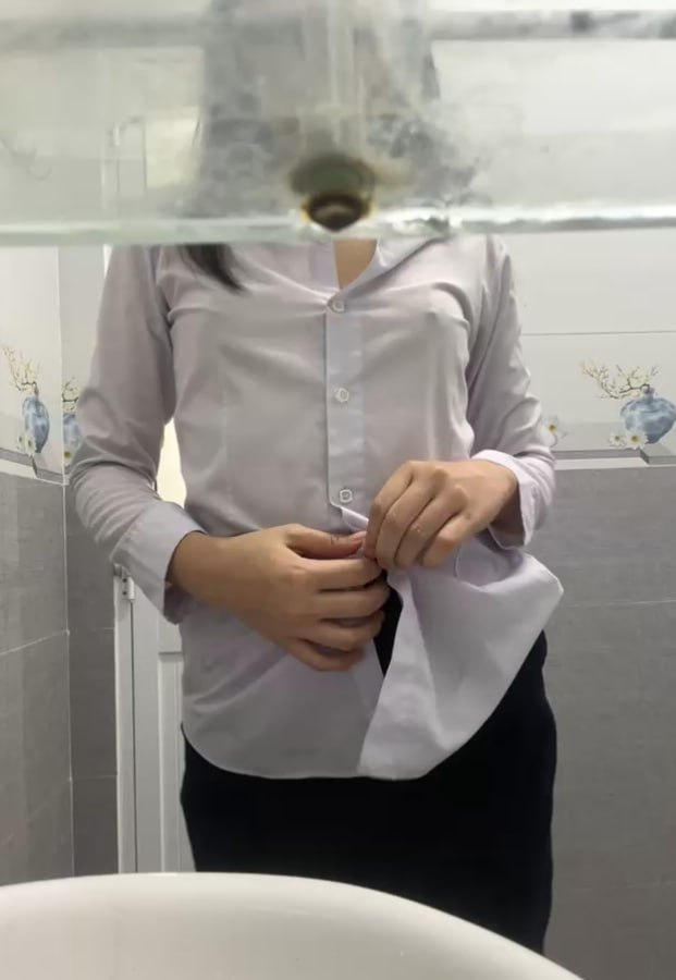 tranh thủ giờ nghỉ trưa em gái vào nhà vệ sinh công ty giải tỏa stress