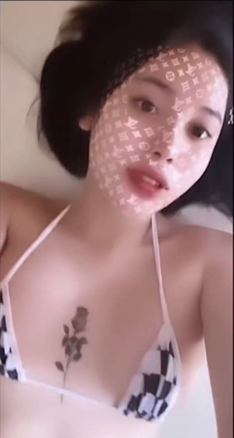 Siêu dâ//m nữ 2k3 đi chăn c//u . Dáng l//o/li mình dây chơ/i thú nhún cực căng 6p lun nhé .