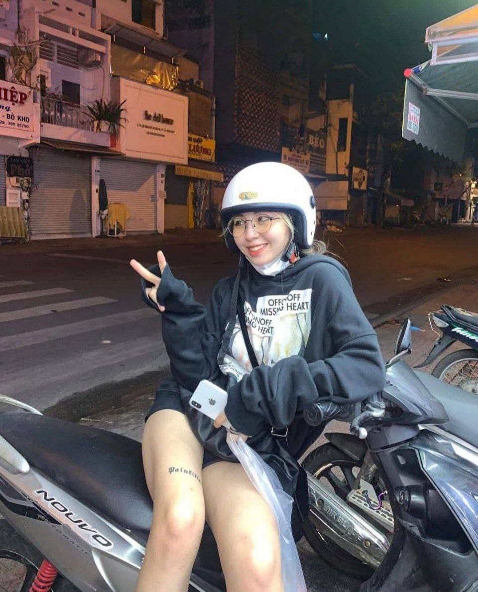 Hot Instagram Nguyễn Uyên Trang 2k6 400k follow học thì giỏi mà bú chào kao cũng giỏi luôn