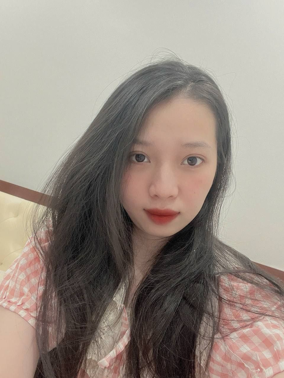 Các em gái xinh vay tiền bằng bí.