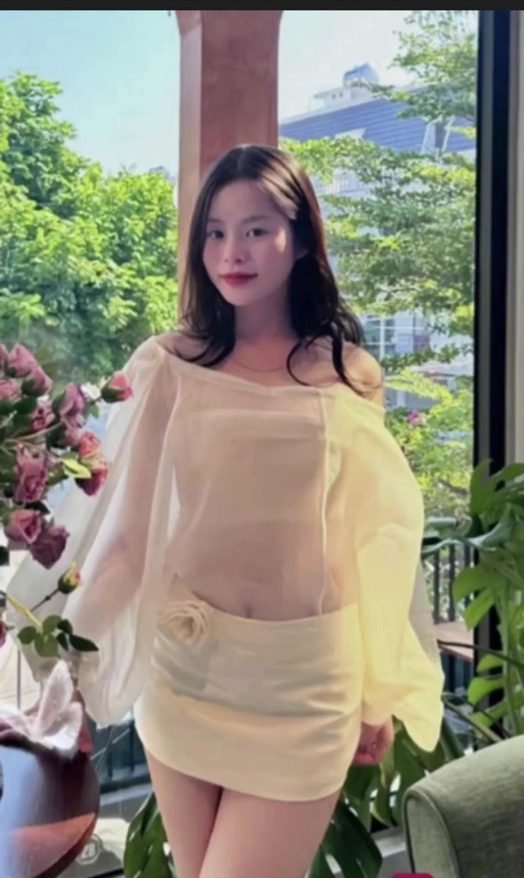 Hoàng Hương lộ clip đóng gạch với người yêu cực nét