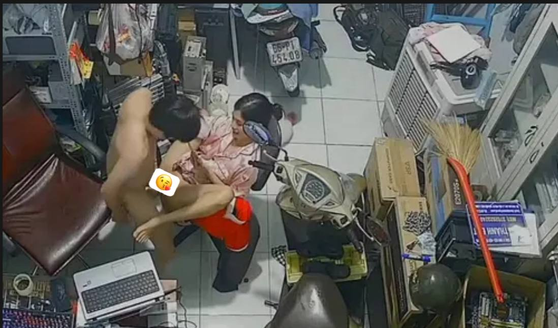 Hac,k ca,m bắ,t gặp cặ,p đôi đag đ,ụ trog phò,ng làm việ,c