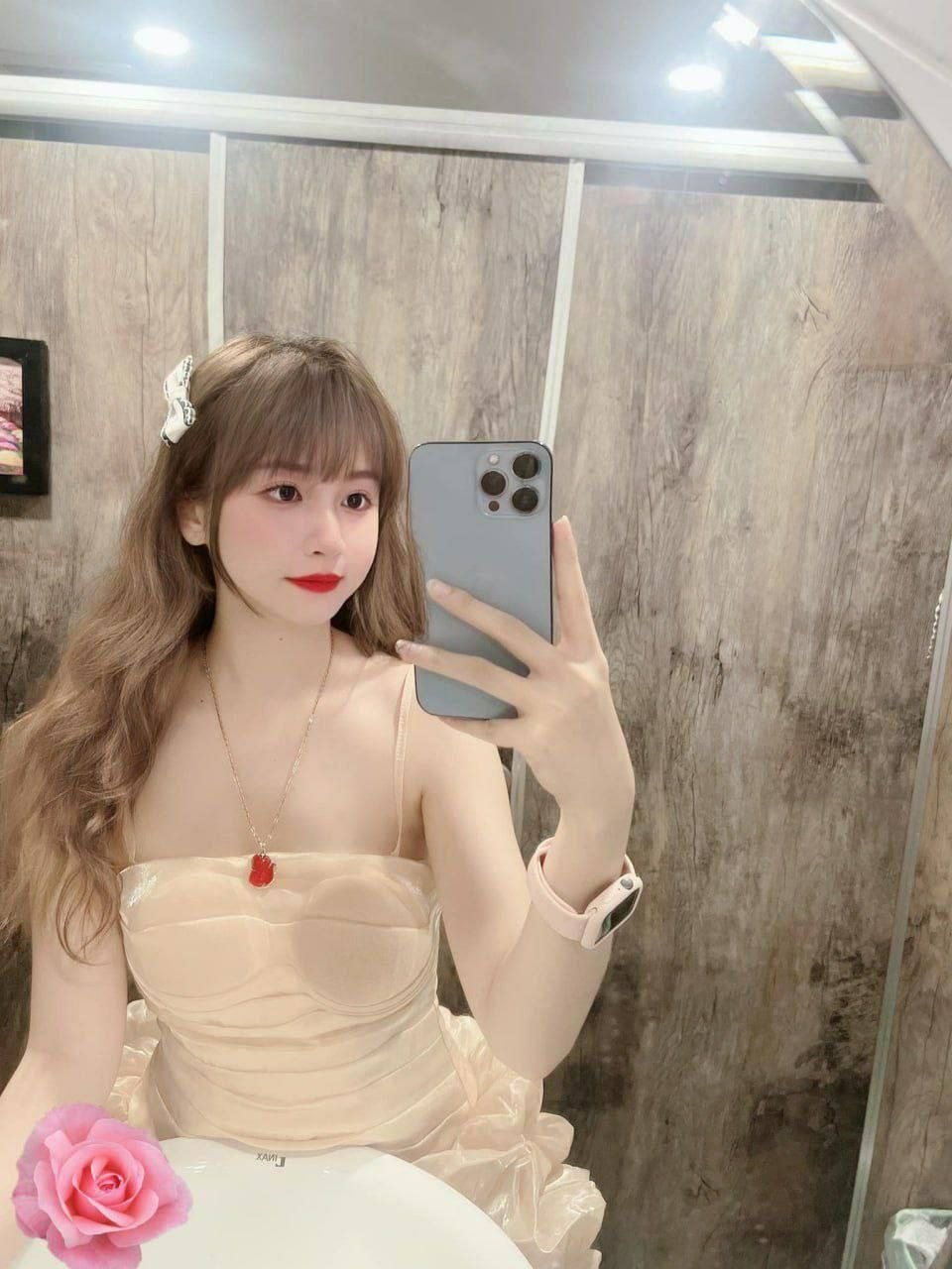 Phương Hân bé đường mang trong mình hình dáng của cô gái nhỏ nhắn cute bím hồng khít cực ngon