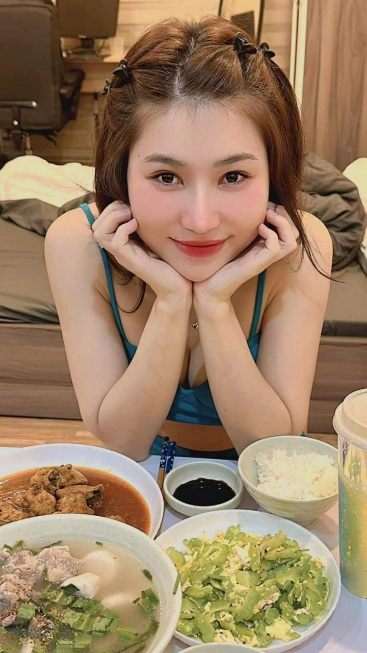 Hotgirl Đình Thi lộ album nude quả là có 2 nhân cách