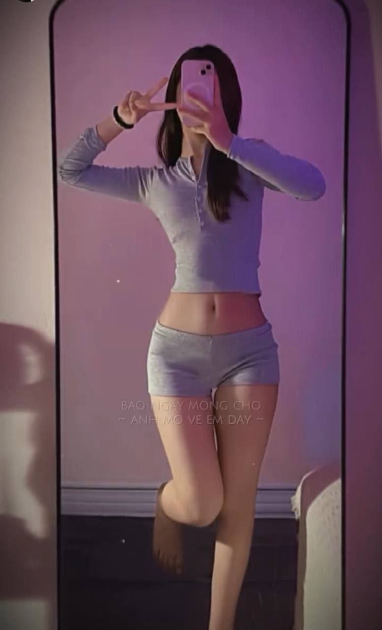 bé xinh khoe bím múp hồng hào mà ae mong ngóng đây chứ đâu