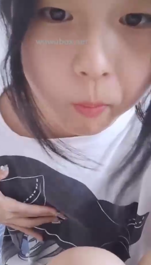 xinh nhỉ ae đang ăn mà vẫn phải show hàng cho máy anh xem