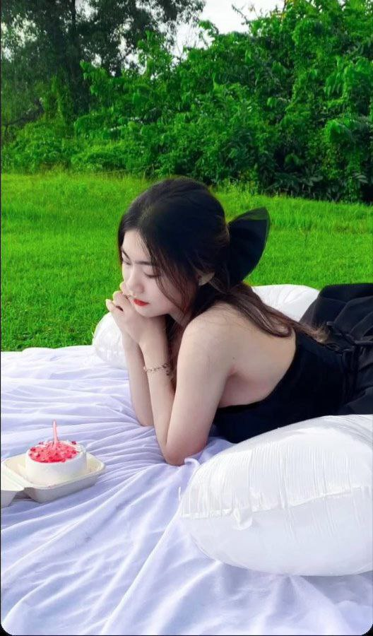 thấy anh quay nên mặt thái độ nhưng miệng vẫn b,ú