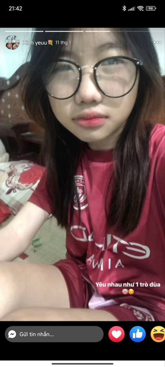 Siêu phẩm ngoan xinh yêu của các ông đây mới tí tuổi đã show lol cho người yêu xem rồi