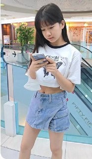 dm đứa con gái như này mà cũng bị bố đè ra phá zi.nn
