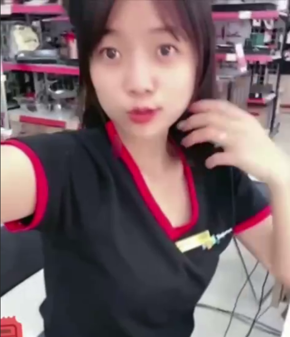 Như Quỳnh bé nhân viên bị ép show hàng cho sếp xem kh biết có phải bị ép ko mà nhìn lạ 