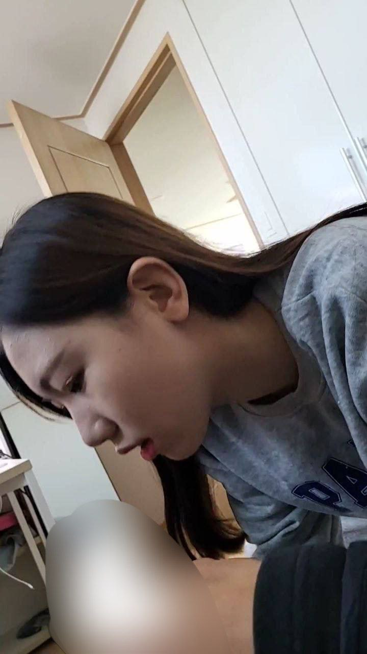 Nài nỉ mãi em người yêu mới bú cu cho rồi xuất vào mồm em ấy 