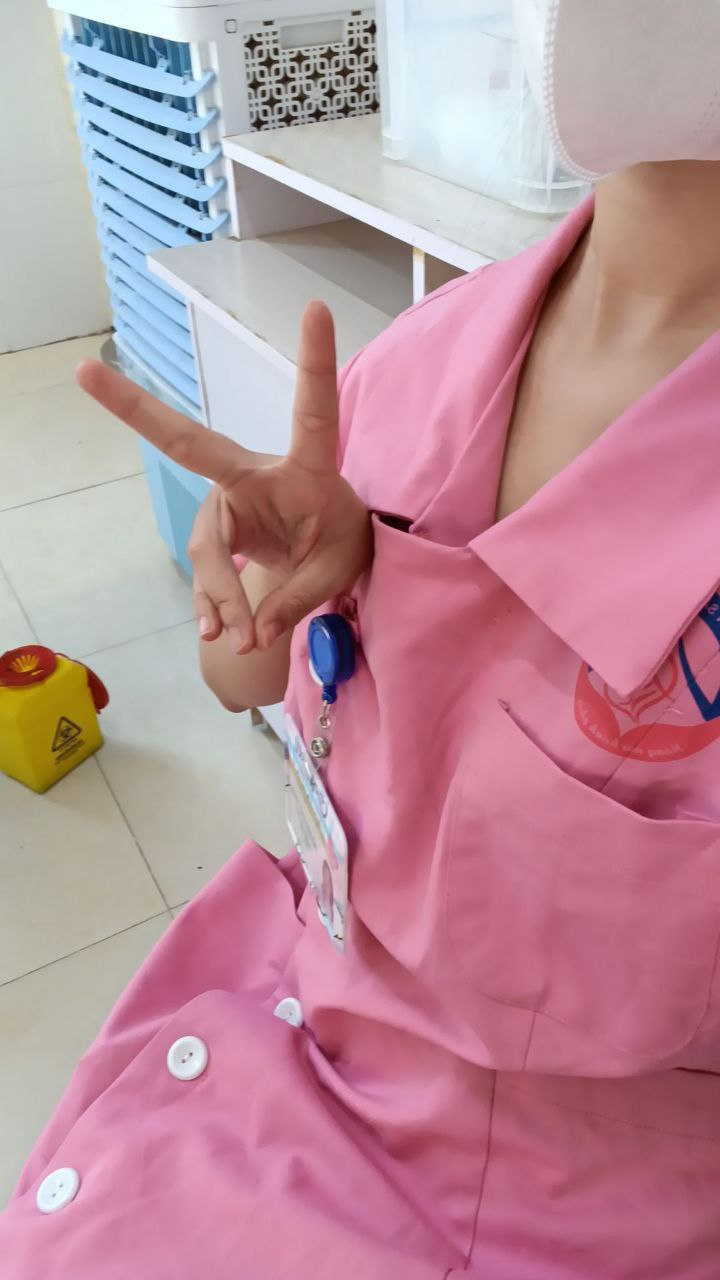Yến Nhi nhân viên thực tập trạm xá lương thấp quá nên em bán tí rau củ để kiếm thêm