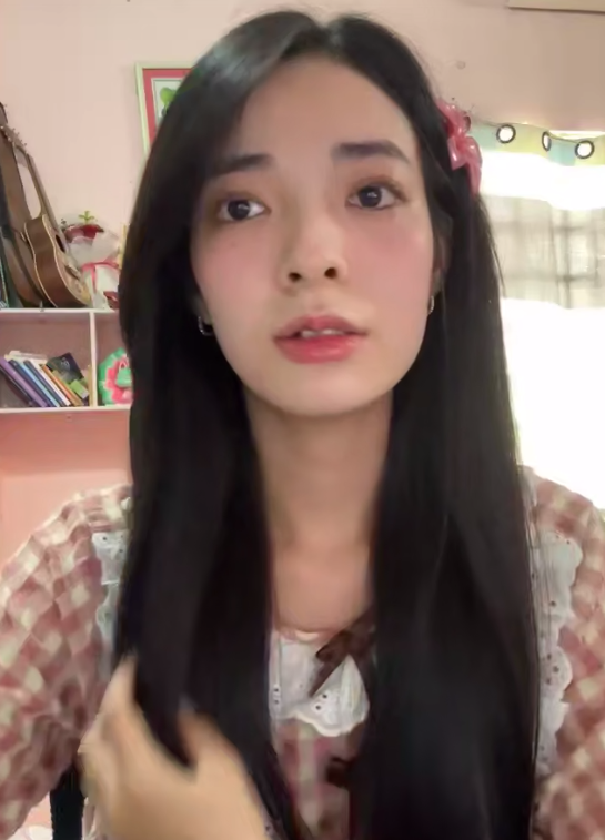 Con hàng hot nhất FB hôm nay đây ae ạ  Trông em cute dễ thương vậy mà ai ngờ cái lon của em đầy nước d,âm vcl 