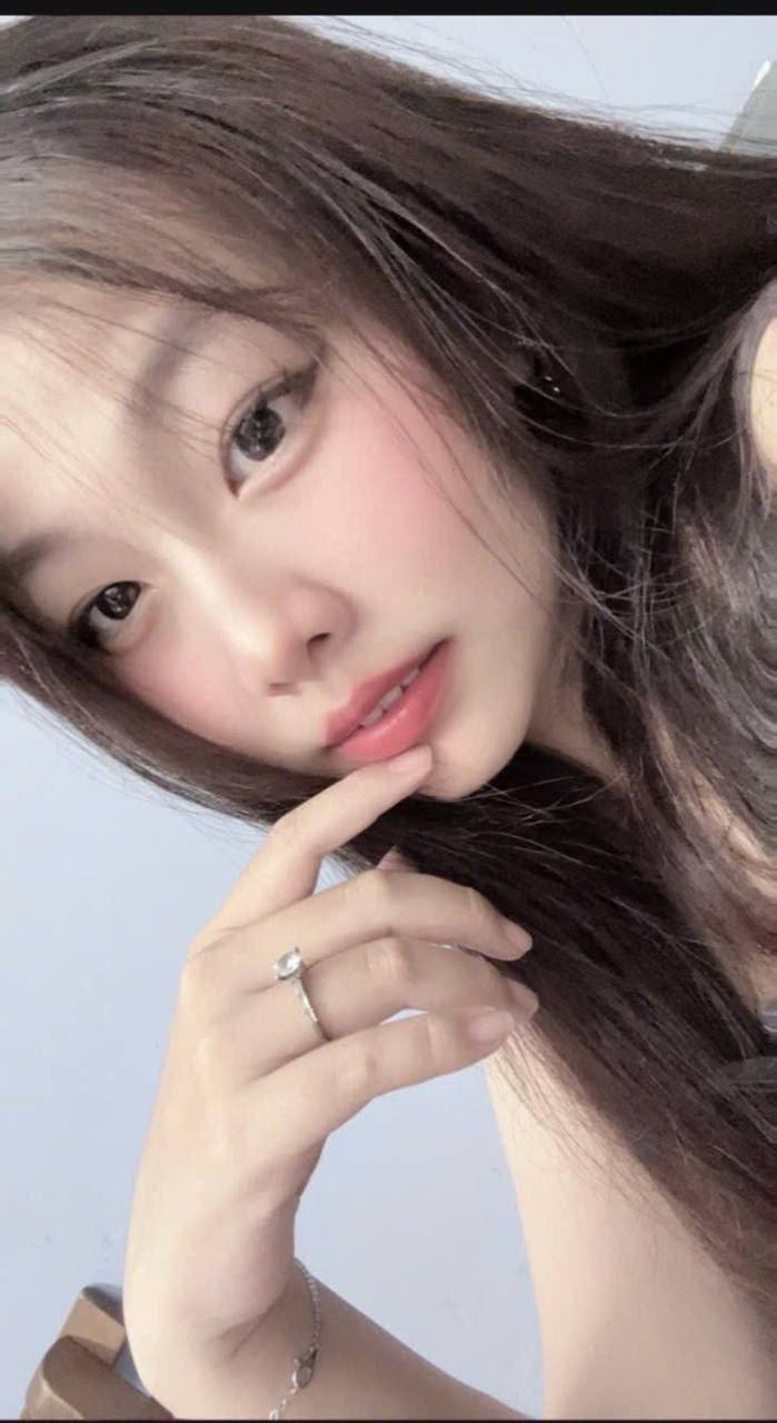 nhìn mặt thế mà k ngờ dăm thế có cả hình xăm hello kitty cơ